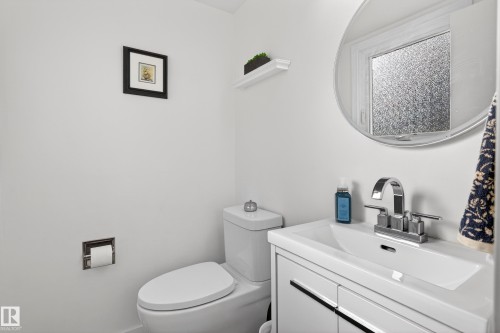 10524 31 Avenue, Edmonton, AB - Indoor Photo Showing Bathroom