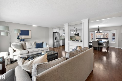 10524 31 Avenue, Edmonton, AB - Indoor Photo Showing Living Room