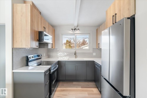 5504 94A Avenue, Edmonton, AB - Indoor Photo Showing Kitchen