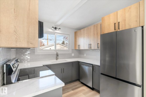 5504 94A Avenue, Edmonton, AB - Indoor Photo Showing Kitchen