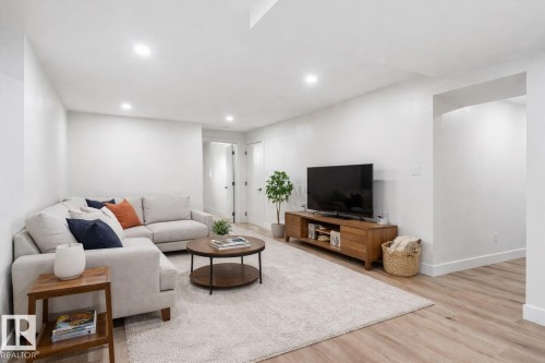 5504 94A Avenue, Edmonton, AB - Indoor