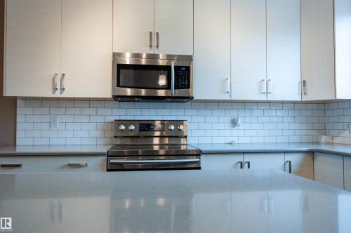 2327 84 Street, Edmonton, AB - Indoor Photo Showing Kitchen With Upgraded Kitchen