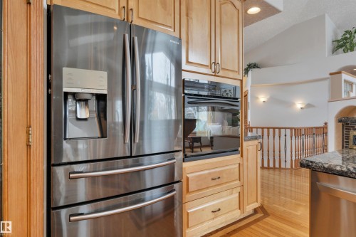 615 Twin Brooks Bend, Edmonton, AB - Indoor Photo Showing Kitchen