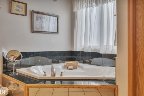 615 Twin Brooks Bend, Edmonton, AB - Indoor Photo Showing Bathroom