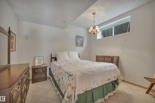 615 Twin Brooks Bend, Edmonton, AB - Indoor Photo Showing Bedroom