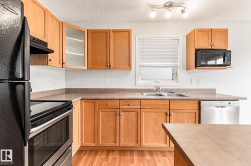 41 2021 Grantham Court, Edmonton, AB - Indoor Photo Showing Kitchen With Double Sink