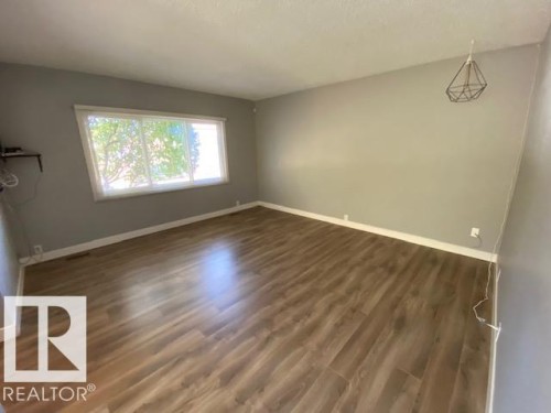 Main 4907 32 Avenue, Edmonton, AB - Indoor Photo Showing Other Room