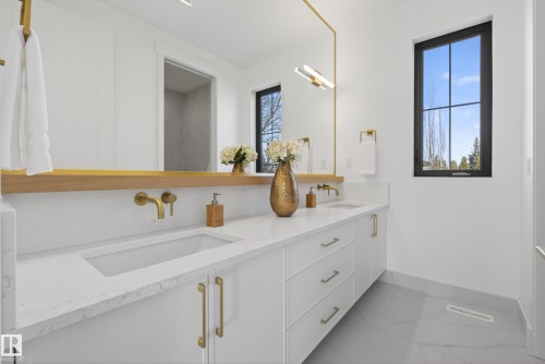 10342 138 Street, Edmonton, AB - Indoor Photo Showing Bathroom