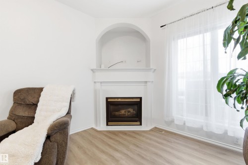 582 Glenwright Crescent, Edmonton, AB - Indoor Photo Showing Living Room With Fireplace