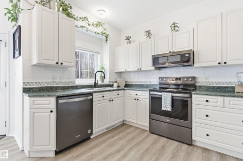 582 Glenwright Crescent, Edmonton, AB - Indoor Photo Showing Kitchen