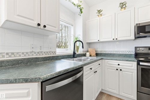 582 Glenwright Crescent, Edmonton, AB - Indoor Photo Showing Kitchen With Double Sink