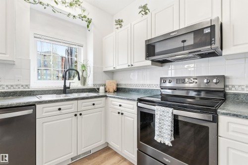 582 Glenwright Crescent, Edmonton, AB - Indoor Photo Showing Kitchen With Upgraded Kitchen