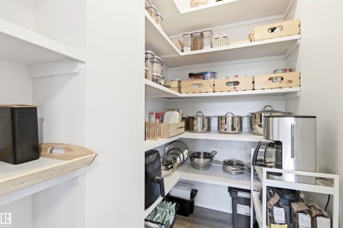 582 Glenwright Crescent, Edmonton, AB - Indoor With Storage