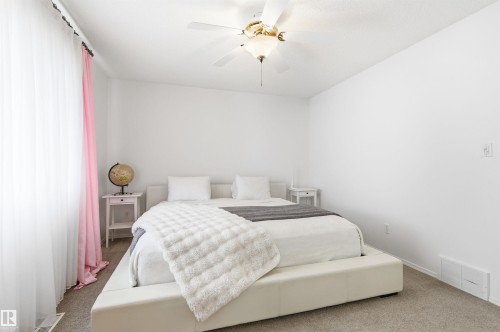 582 Glenwright Crescent, Edmonton, AB - Indoor Photo Showing Bedroom