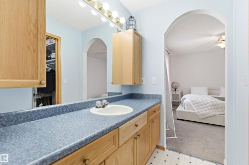 582 Glenwright Crescent, Edmonton, AB - Indoor Photo Showing Bathroom