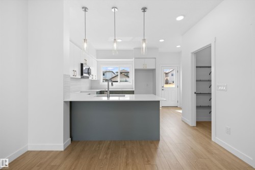 123 Sereno Lane, Fort Saskatchewan, AB - Indoor Photo Showing Kitchen With Upgraded Kitchen