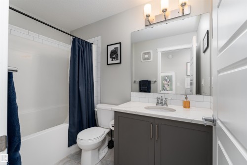 6741 Elston Lane, Edmonton, AB - Indoor Photo Showing Bathroom