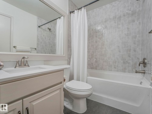 200 Burton Road, Edmonton, AB - Indoor Photo Showing Bathroom