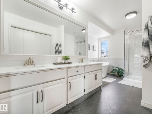 200 Burton Road, Edmonton, AB - Indoor Photo Showing Bathroom
