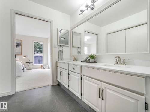 200 Burton Road, Edmonton, AB - Indoor Photo Showing Bathroom