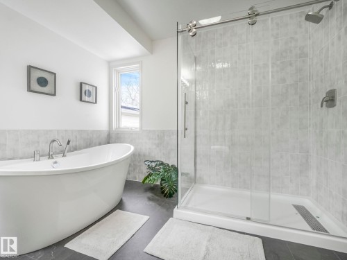 200 Burton Road, Edmonton, AB - Indoor Photo Showing Bathroom