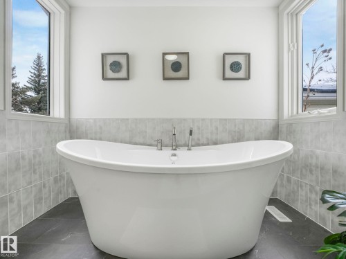 200 Burton Road, Edmonton, AB - Indoor Photo Showing Bathroom