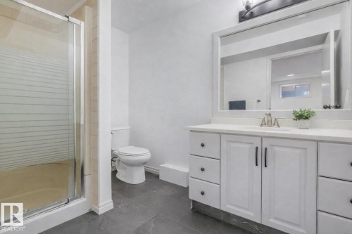 200 Burton Road, Edmonton, AB - Indoor Photo Showing Bathroom