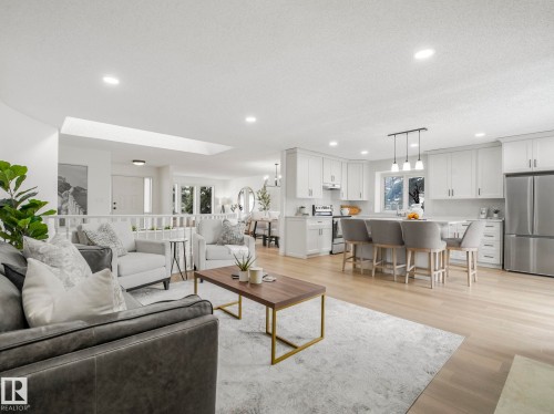 200 Burton Road, Edmonton, AB - Indoor Photo Showing Living Room