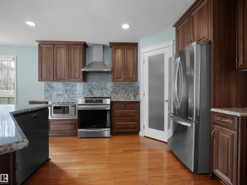 1567 37C Avenue, Edmonton, AB - Indoor Photo Showing Kitchen With Upgraded Kitchen