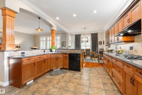 310 Caldwell Close, Edmonton, AB - Indoor Photo Showing Kitchen