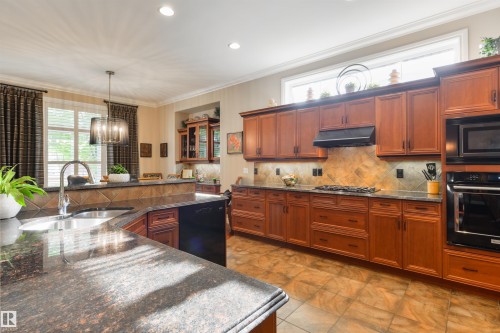 310 Caldwell Close, Edmonton, AB - Indoor Photo Showing Kitchen