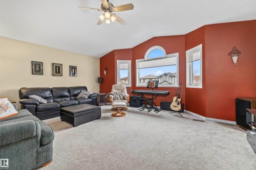 520 Wiseman Lane, Edmonton, AB - Indoor Photo Showing Living Room