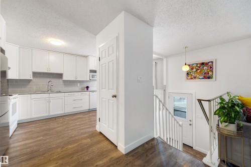107 Warwick Road, Edmonton, AB - Indoor Photo Showing Kitchen
