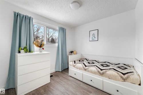 107 Warwick Road, Edmonton, AB - Indoor Photo Showing Bedroom