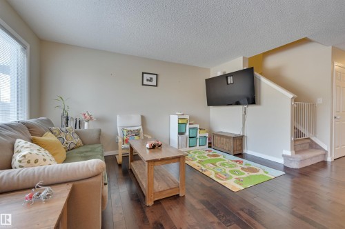 1426 152 Avenue, Edmonton, AB - Indoor Photo Showing Living Room