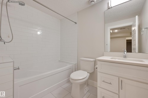 3625 Keswick Boulevard, Edmonton, AB - Indoor Photo Showing Bathroom