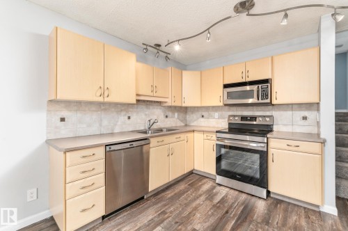 35 Wellington Crescent, Spruce Grove, AB - Indoor Photo Showing Kitchen With Double Sink