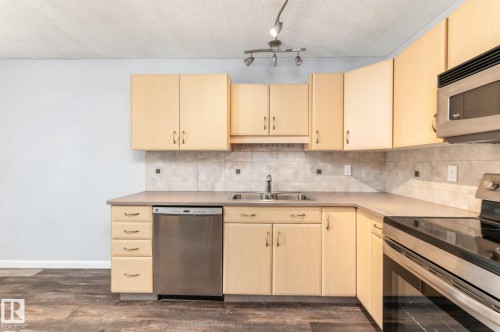 35 Wellington Crescent, Spruce Grove, AB - Indoor Photo Showing Kitchen With Double Sink
