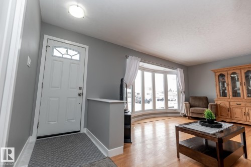 13503 111 Street Nw, Edmonton, AB - Indoor Photo Showing Living Room