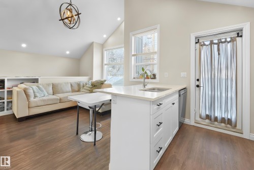 11212 75 Avenue, Edmonton, AB - Indoor