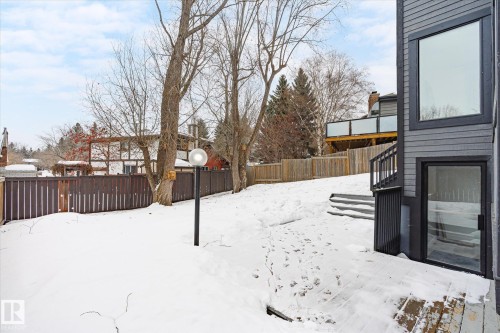 The property features a private yard with a wooden fence and mature trees - 38 Woodcrest Avenue, St. Albert, AB - Outdoor