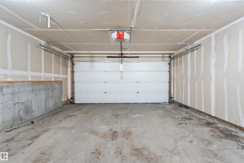 49 9151 Shaw Way, Edmonton, AB - Indoor Photo Showing Garage