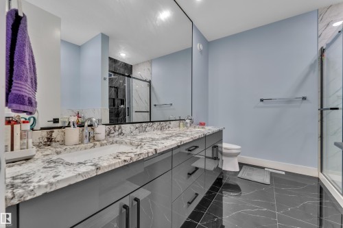 2011 18 Avenue, Edmonton, AB - Indoor Photo Showing Bathroom