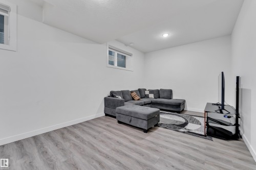 2011 18 Avenue, Edmonton, AB - Indoor