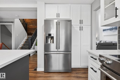 6118 37A Avenue, Edmonton, AB - Indoor Photo Showing Kitchen