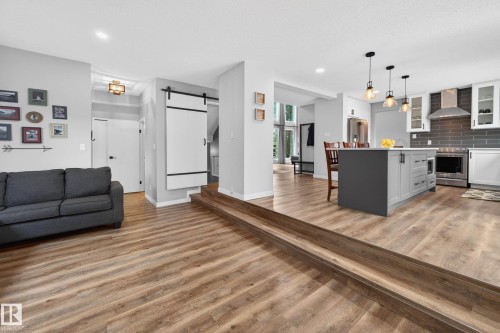 6118 37A Avenue, Edmonton, AB - Indoor Photo Showing Kitchen With Upgraded Kitchen