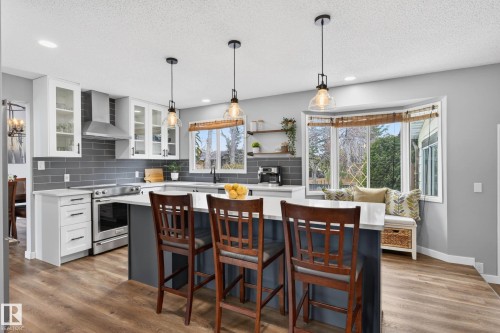 6118 37A Avenue, Edmonton, AB - Indoor Photo Showing Kitchen With Upgraded Kitchen