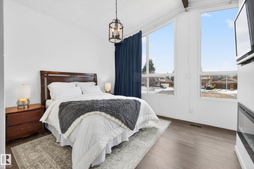 6118 37A Avenue, Edmonton, AB - Indoor Photo Showing Bedroom