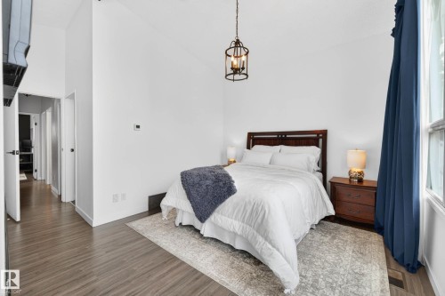 6118 37A Avenue, Edmonton, AB - Indoor Photo Showing Bedroom