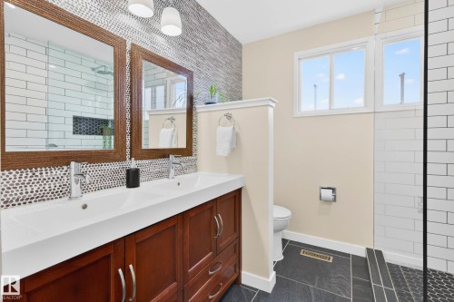 6118 37A Avenue, Edmonton, AB - Indoor Photo Showing Bathroom